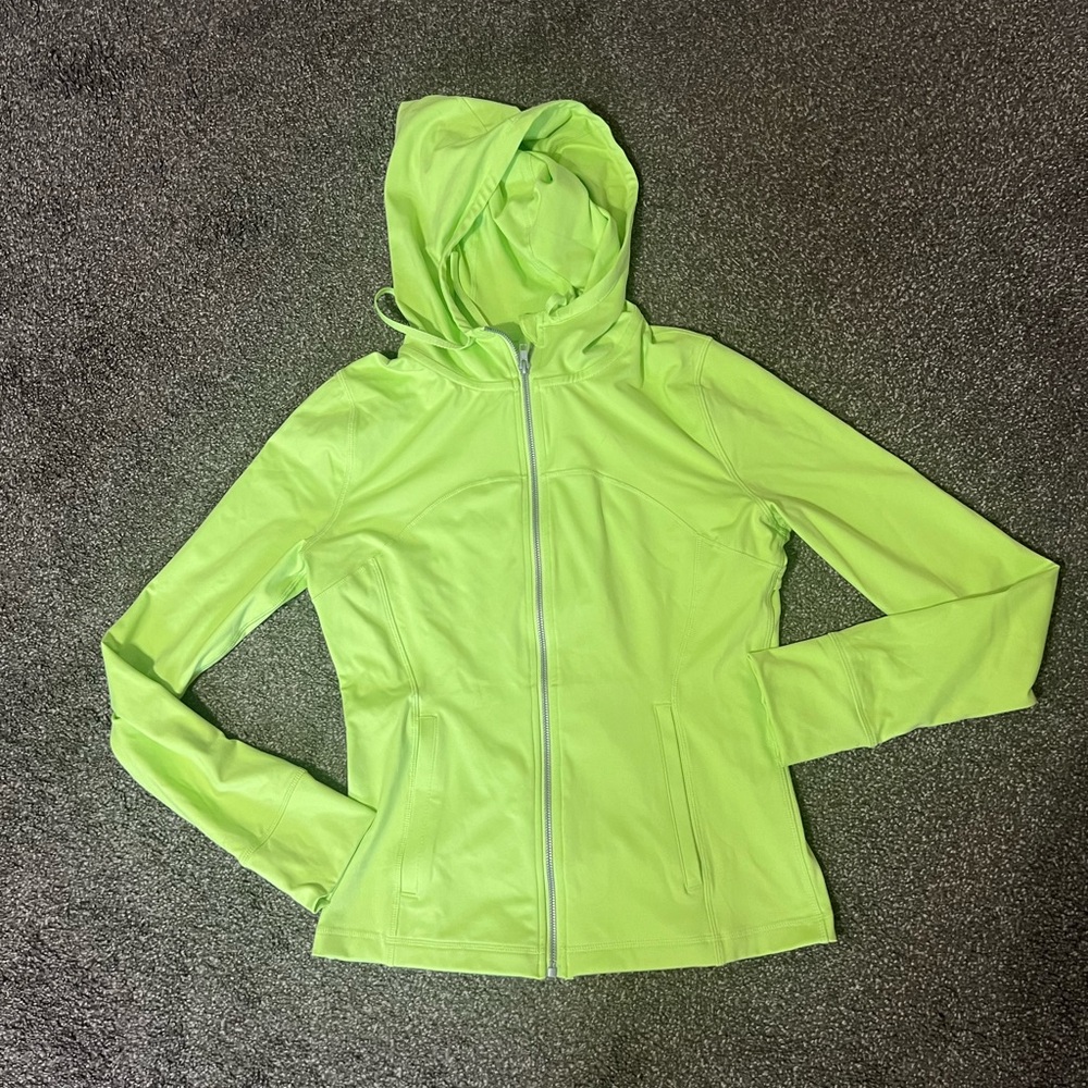 Fitted size large hooded jacket/snubs like